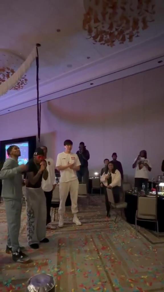 開拓者全隊(duì)給斯普利特過(guò)41歲生日，楊瀚森中英文獻(xiàn)唱生日歌！