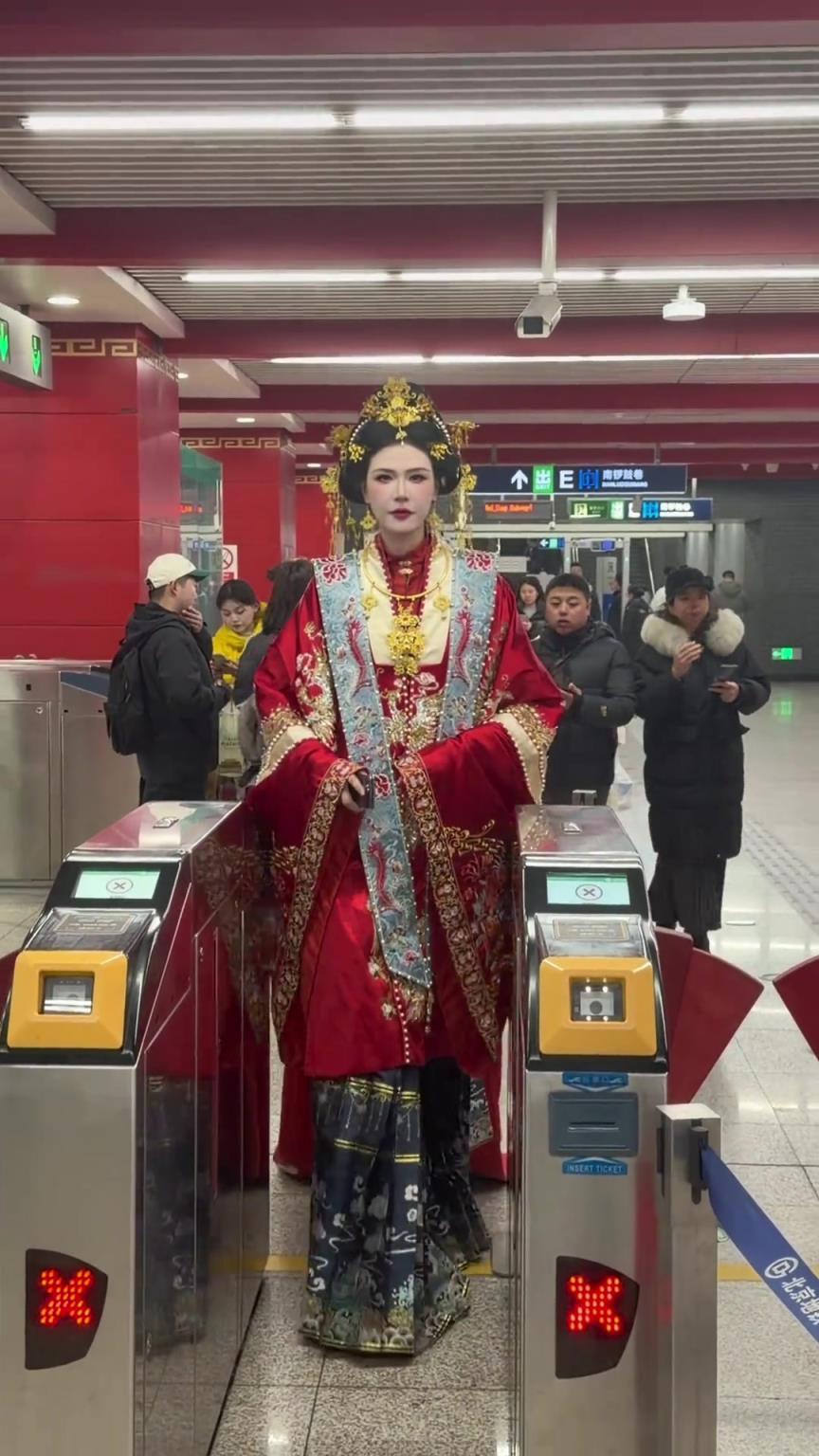 许诺身穿明制汉服戴凤冠霞帔走在北京街头,这回头率真是拉满