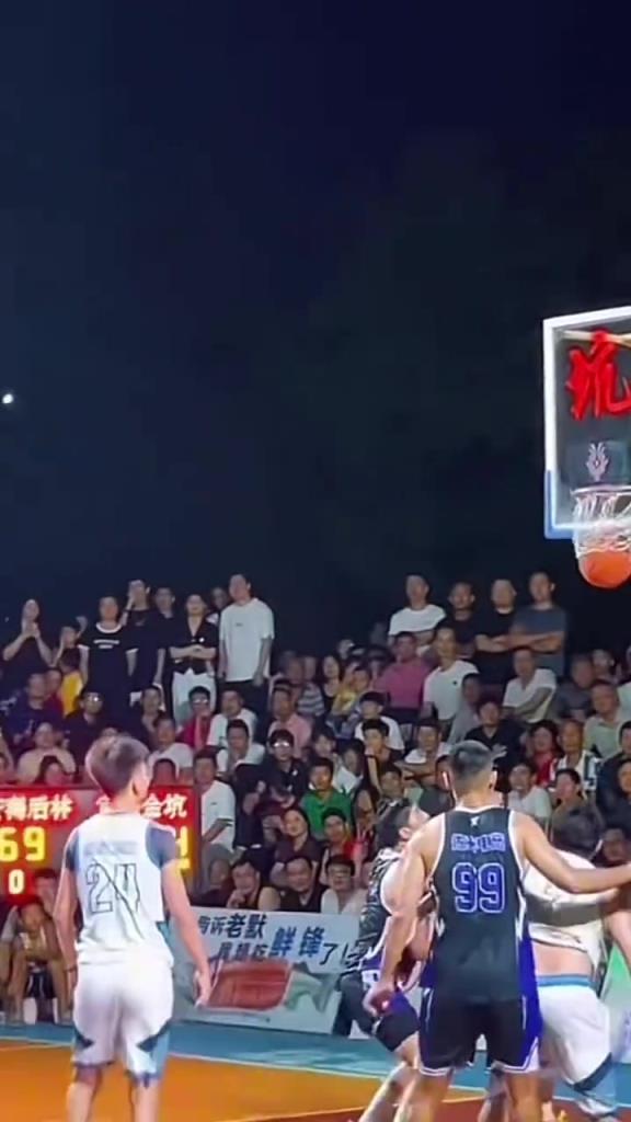 有點(diǎn)逗~王哲林和鐵牛的罰球準(zhǔn)備動(dòng)作是同一個(gè)師傅教的？