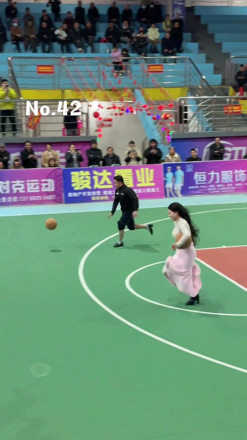 放水了！籃球網(wǎng)紅雞哥解說與網(wǎng)紅貴州籃球表妹的全場跑籃比拼