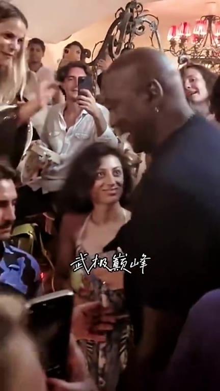 原來眼睛真能放光！當(dāng)喬丹從身邊經(jīng)過時(shí)，看看兩個(gè)小姐姐反應(yīng)