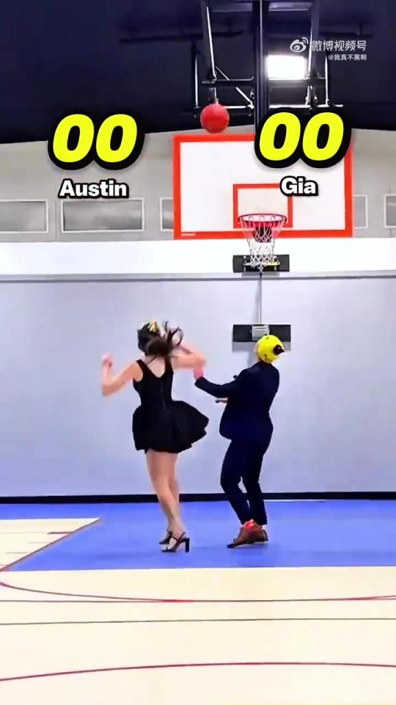 情侣篮球单挑局！女生裙子高跟鞋vs男生西装皮鞋
