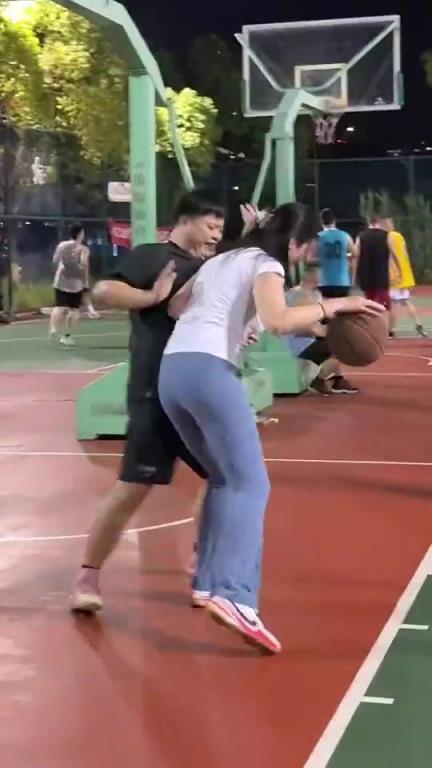 认真的嘛？肘姐打球要求对手：防上来，要有点强度！