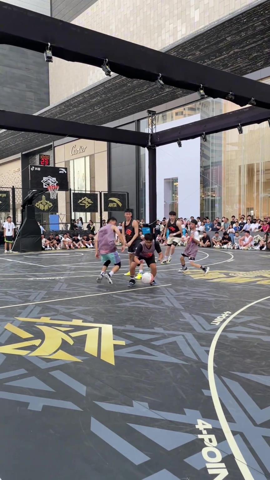 教练:谁拿球你就干谁!