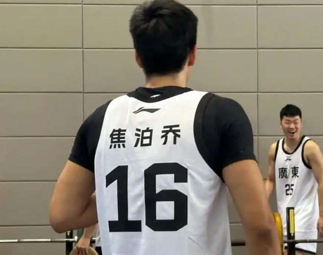 广东93-49美国球队迎3喜1忧！焦泊乔满状态促使双塔，贺希宁太准