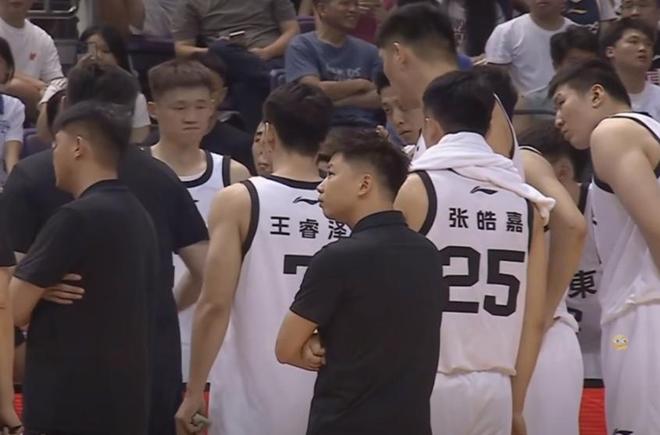 广东44分大胜，焦泊乔10分贺希宁19分，徐杰赵睿各7分胡明轩缺阵