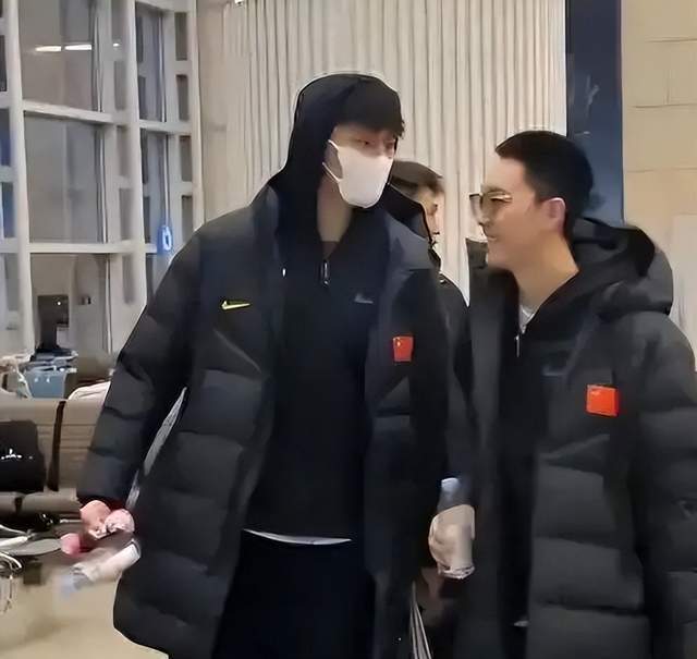 男篮惨败后球员心情不错，曾凡博狂买护肤品，胡明轩谈笑风生