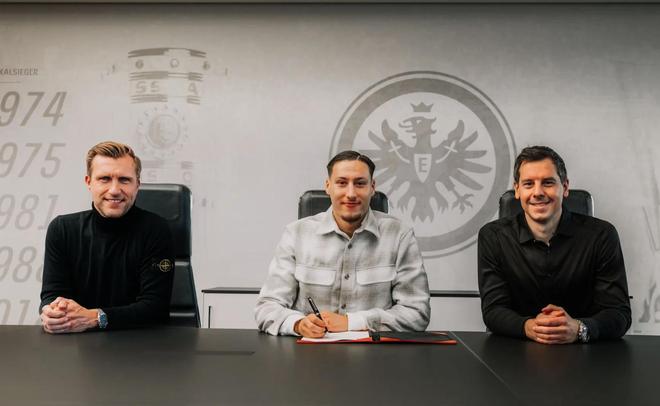 官方：法蘭克福簽下22歲前鋒埃布努塔利布，合同期至2031年