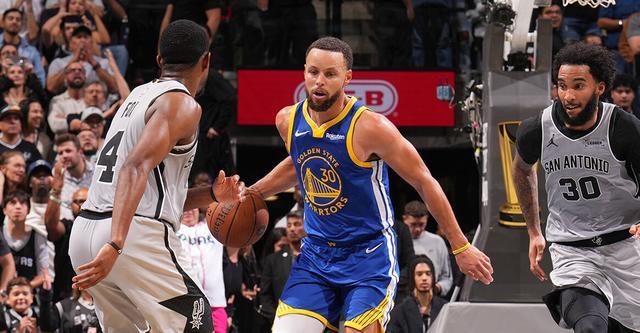 庫(kù)里談49分：勝利是全隊(duì)努力的結(jié)果 最愛(ài)聽的贊美是把對(duì)手拉爆