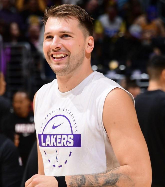 东契奇前四场狂轰165分，成为NBA史上首位达成该成就的后卫...