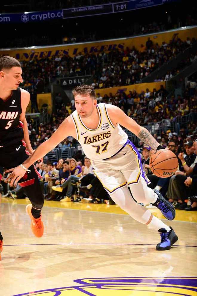 三分11中1！东契奇赛季首次三双连创纪录 率湖人升西部第三冲MVP...