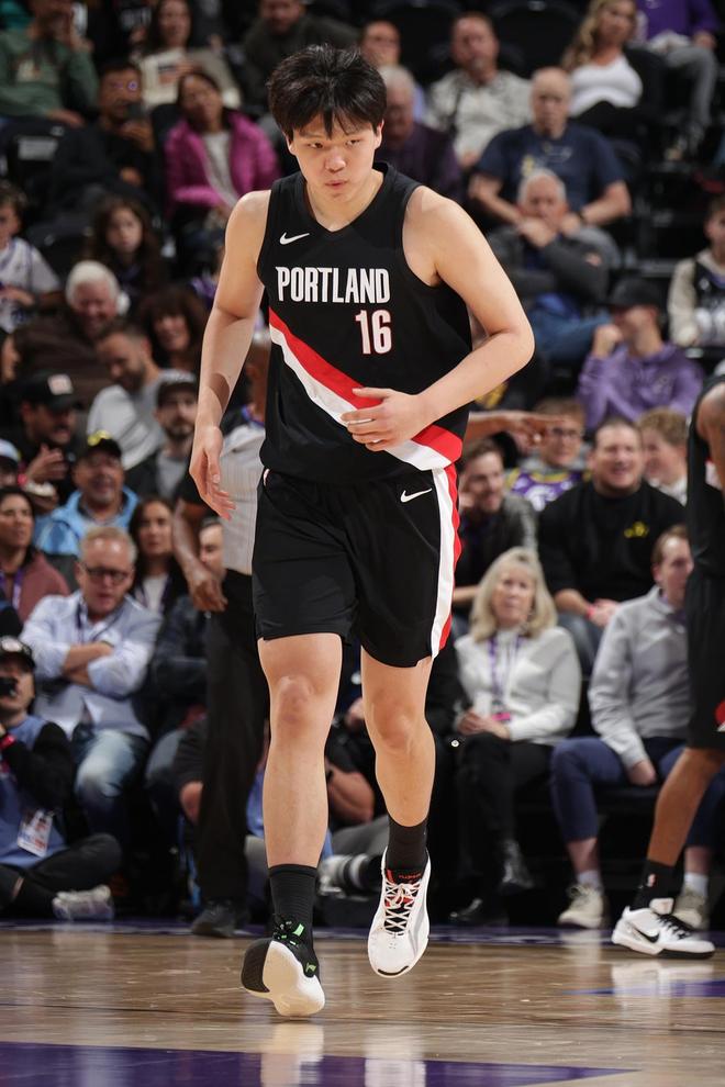 湖人勝開拓者，楊瀚森為何全場坐冷板凳？揭秘背后原因！