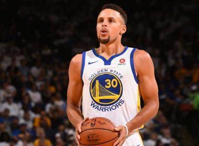 17年了，库里终于享受到了MVP应有的待遇...