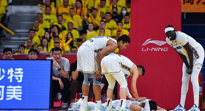 CBA篮球运动员后脑勺着地，当场昏迷，监控曝光，山西救援引众怒