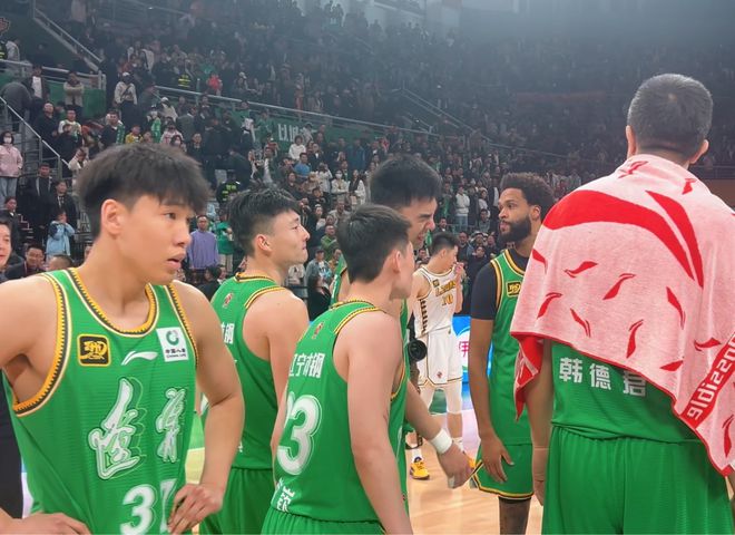 辽宁被淘汰后太暖！球迷喊口号，张镇麟抱大韩弗格，杨鸣等待全队