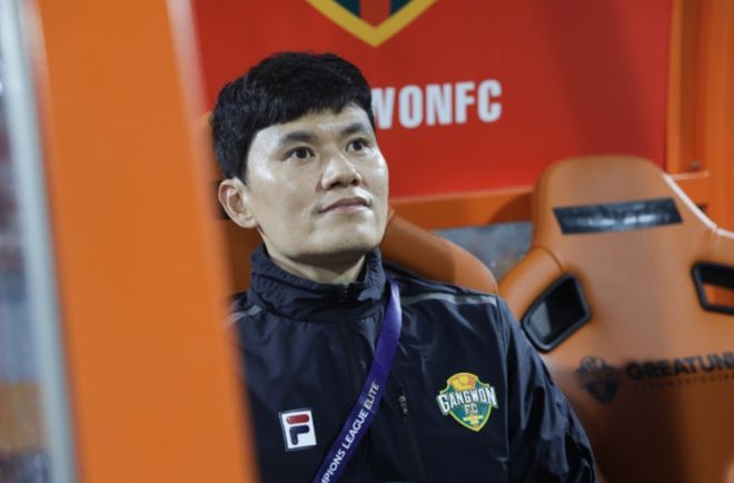 郑暻镐：江原FC有效换人逆转上海申花，半场落后曾批评球员
