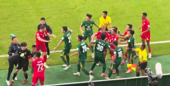 国安冲突全过程！惊心动魄40秒，亚冠变拳击台，对手挑事遭围殴