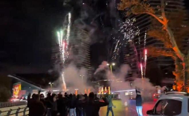 啊这加拉塔萨雷球迷深夜放烟花，利物浦众将备战欧冠受干扰