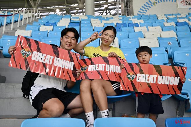 韩国记者来买蓉城球衣、纪念品！亚冠主场，吸引更多人跟着赛事游成都