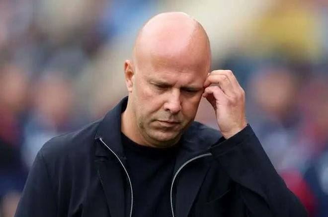 詹俊:斯洛特孤注一掷保联赛,三中卫阵型错漏百出