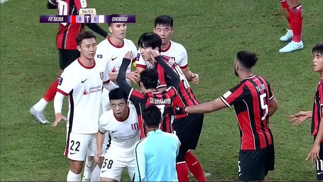 泪洒现场！罗慕洛受伤，亚冠大战：蓉城硬杠首尔，费利佩进球被吹