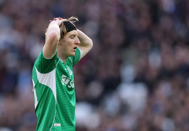 反差太大！戈登连续19场英超零斩获 欧冠3场却独造5球