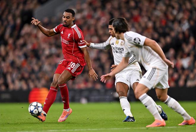 欧冠利物浦1-0送皇马欧冠首败，麦卡利斯特一击制胜，萨拉赫低迷