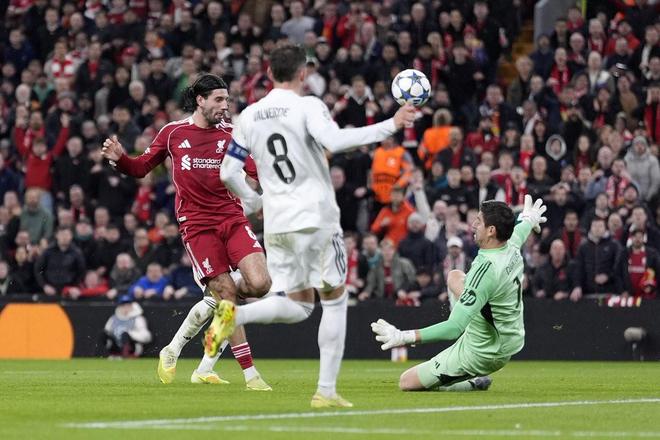 库尔图瓦昨夜对利物浦扑救8次，欧冠生涯仅次于22年决赛的9次