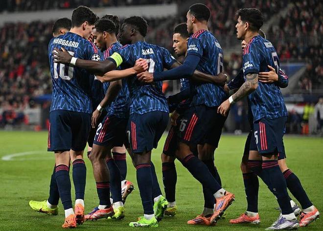 踢瘋了！英超第1豪取10連勝+歐冠全勝，15歲小將創(chuàng)造歷史