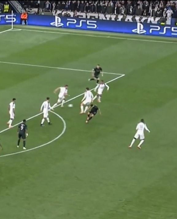 世纪助攻？范德芬奔袭全场破门，帕利尼亚收获个人欧冠首次助攻