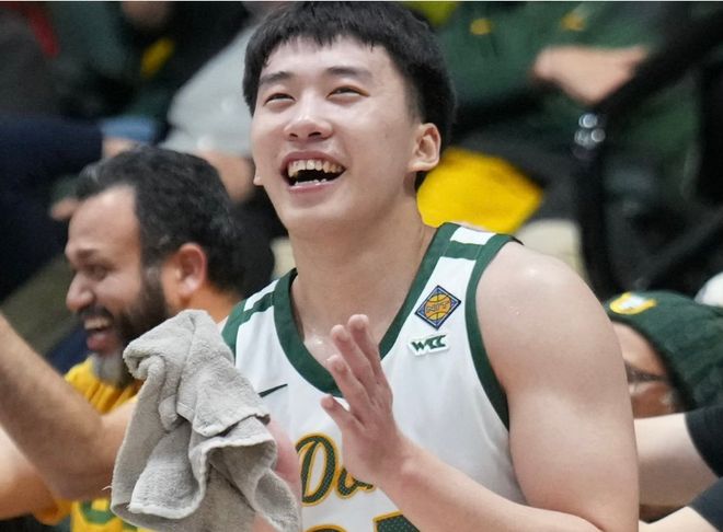 NCAA揭幕战：王俊杰首发9+4旧金山大学狂胜45分 赵维伦4+3