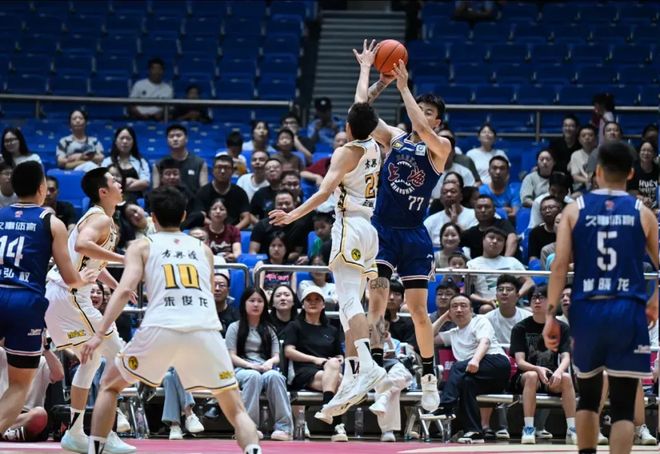 24岁锋将打疯了！全运会2战64分26板，张镇麟空降也难撼动其地位