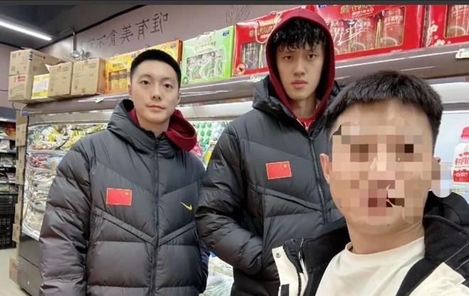 已到队集训！球迷偶遇胡明轩和曾凡博逛超市 大赞太帅气