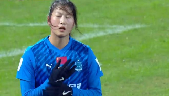 女足亚冠争议判罚！武汉女足两次获益，黄宝莹手球逃点，主裁改判