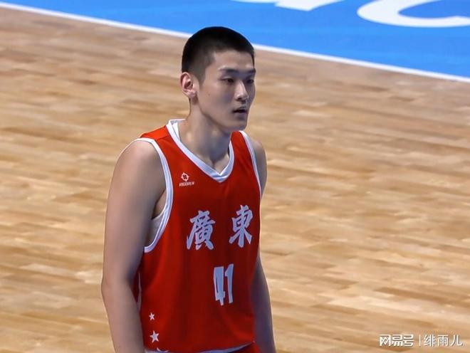 完爆徐杰+碾压杨溢！广东队“新后卫”打成大腿，5年后驰援杜锋！