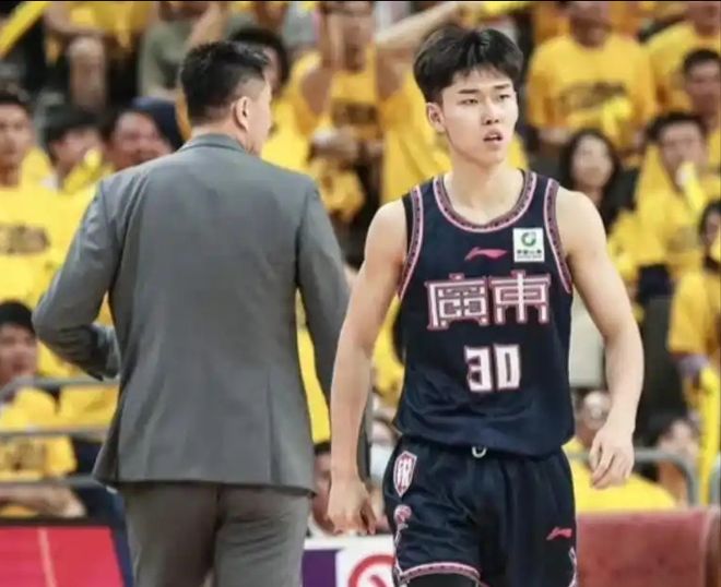 廣東34分大勝上海！徐昕12分鐘砍11+5，實力打臉杜鋒，黃明依12分