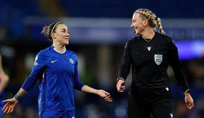 邮报：女足欧冠切尔西vs巴萨因停电被迫中断了五分多钟