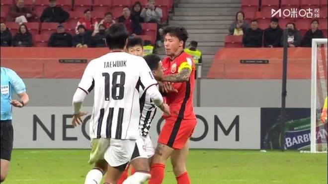 亚冠激烈冲突！张琳芃爆铲林加德，10人互相推搡，主裁拉架