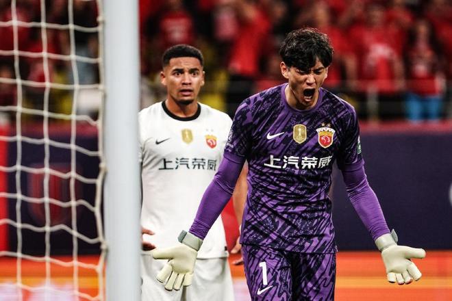 上海海港半场互交白卷！媒体人不满：菜鸡互啄，看着就睡着了