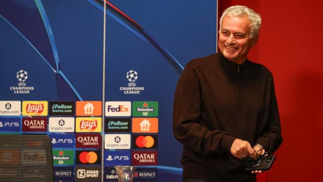 记者问批评球员是否担心更衣室反对，穆帅：你爸对你永远都很好？