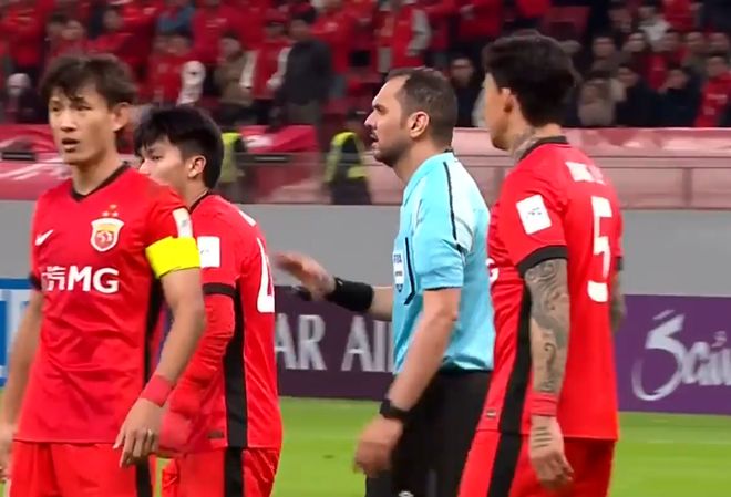 上海海港主场1-3惨败，沦为亚冠鱼腩，中超冠军不该如此