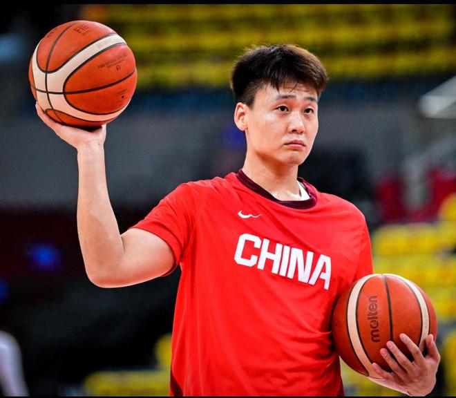 中国男篮VS韩国，CCTV5明晚6点直播！赵睿、张镇麟领衔13名国手