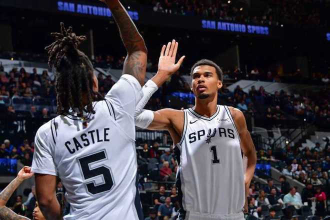 5战全胜!文班27+18+6+5帽马刺险胜热火 热巴31+10维金斯24分