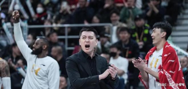 辽篮被淘汰出局杨鸣更忙了?早上NBA晚上CBA:他还会下课吗?