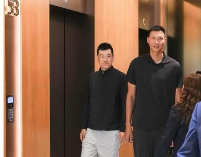 久违了,阿联!易建联露面与王仕鹏出席活动,面带微笑却明显消瘦