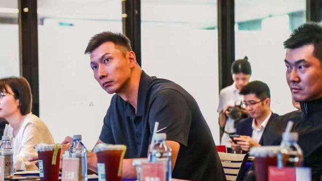 大哥,好久不见!易建联公开亮相商业活动~