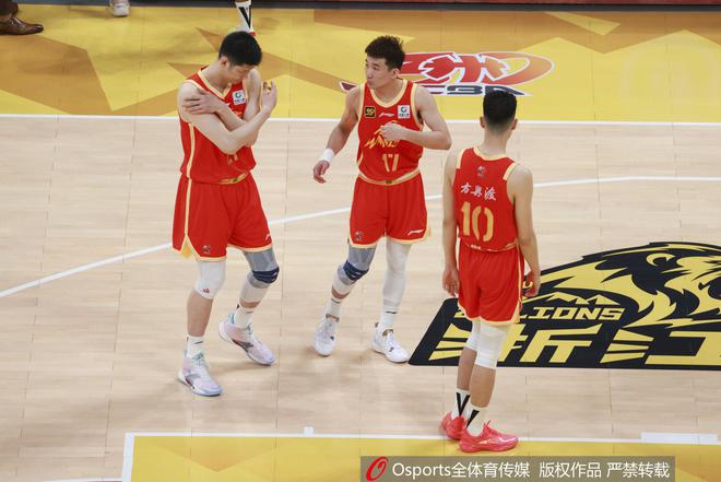 篮板差距不小!广厦总篮板数47-36领先北京 前场篮板17-10!
