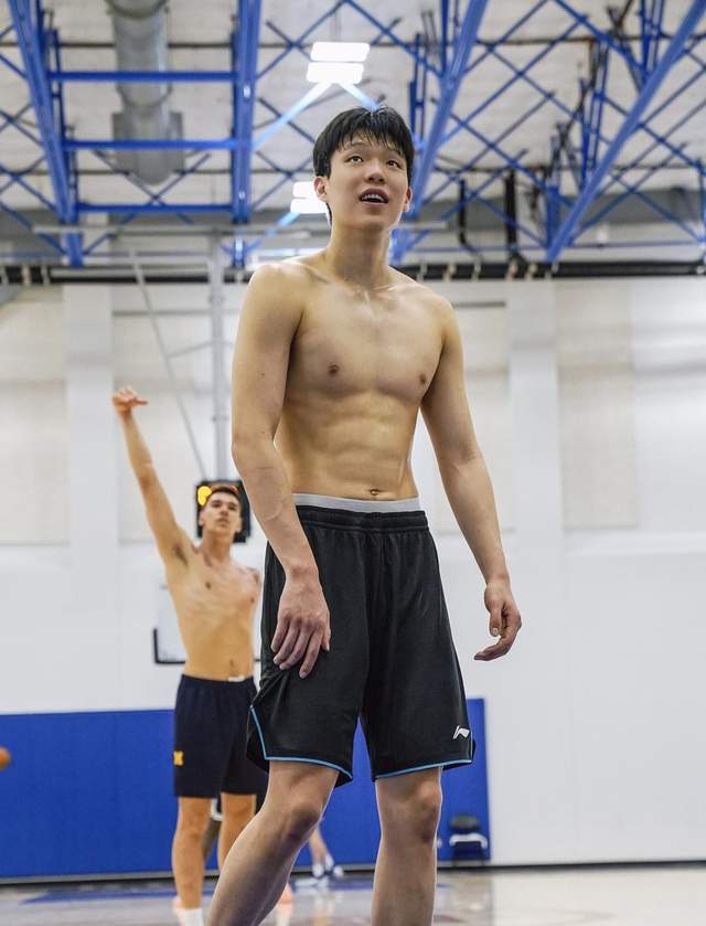 杨瀚森特训照出炉:8块腹肌清晰可见,狂吃牛肉汉堡+沉浸练力量