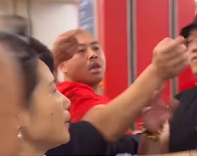 指责裁判情绪失控!广厦球迷给北京工作人员一巴掌,俱乐部已报警