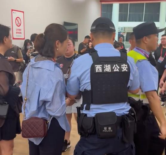广厦球迷与北京俱乐部发生冲突,后者报警且警察已抵达现场